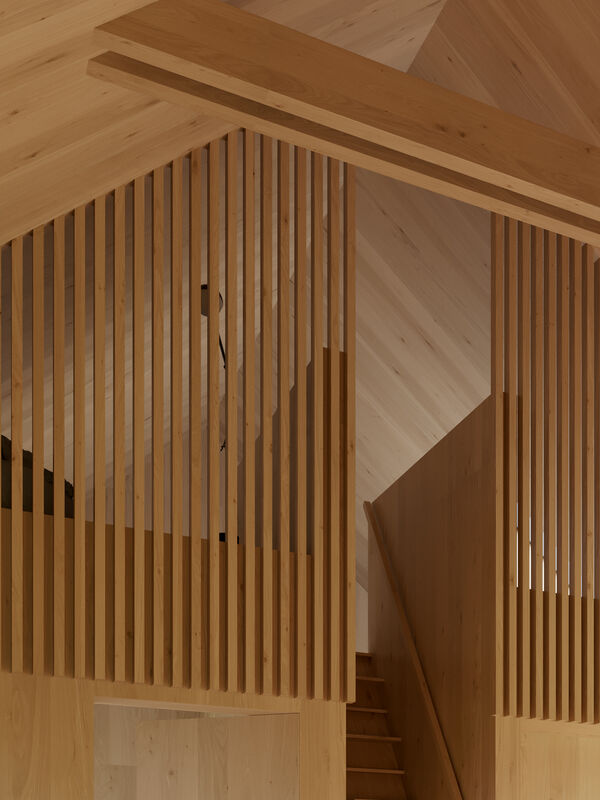Dřevěné schodiště s vertikálními lamelami