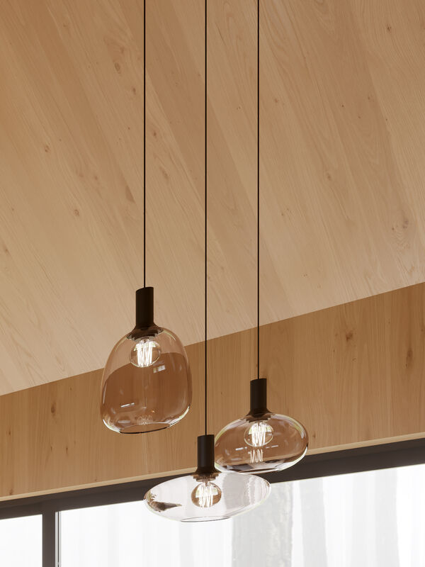 Elegantní osvětlení a dřevěný strop